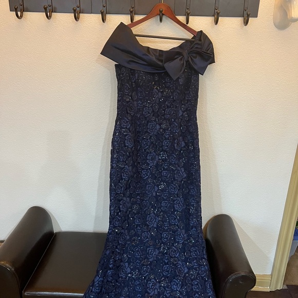 Teri Jon Rickie freeman Beautiful dress navy with the bow and lace - Picture 3 of 10